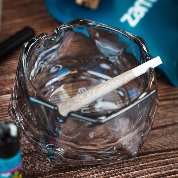 Cinzeiro de vidro (Zamnesia)