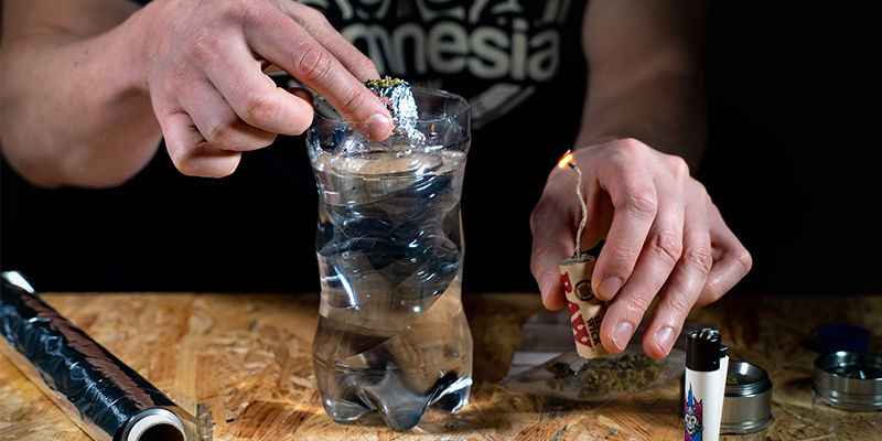 Gravity bucket bong: Coloque cuidadosamente a bong dentro de água