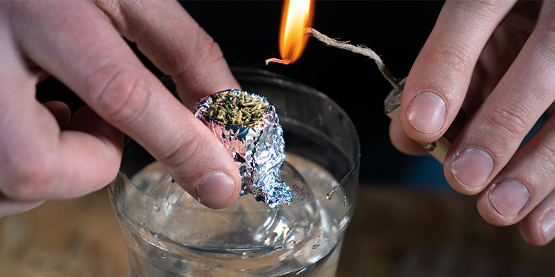 Gravity bucket bong: Encha o fornilho