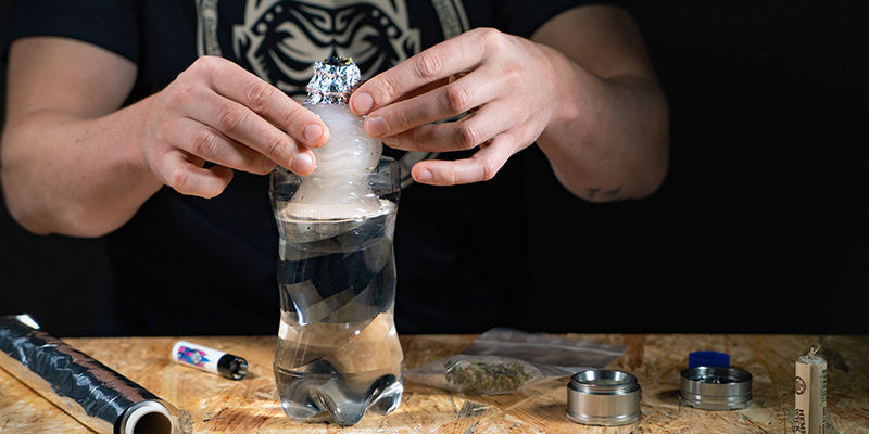 Gravity bucket bong: Puxe suavemente a bong para cima enquanto acende o fornilho
