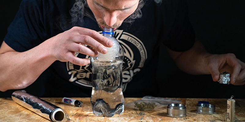 Gravity bucket bong: empurre a bong para baixo na água