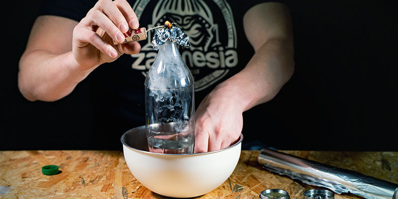 Bong de gravidade cascata: acende a taça e solta o orifício secundário