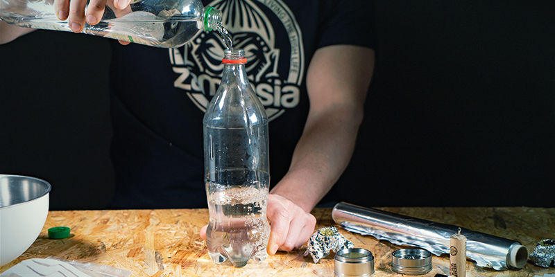 Bong de gravidade tipo cascata: enche com água e tapa o buraco
