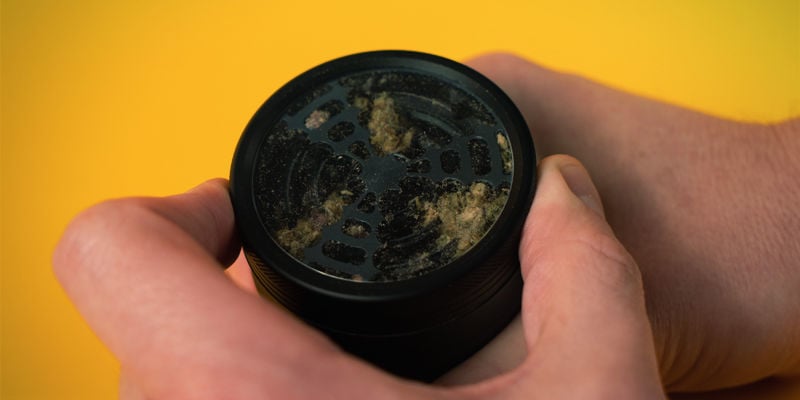Como enrolar um charro que não canoa: Moa a sua cannabis corretamente