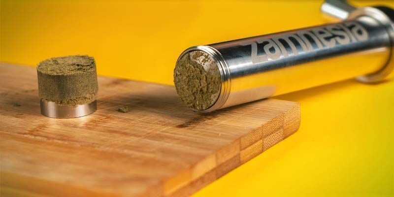 Desaparafusa as tampas e retira os pinos