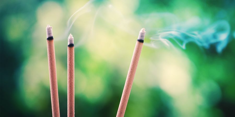 Disfarce o cheiro com incenso