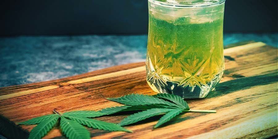 Beber infusões de cannabis medicinal