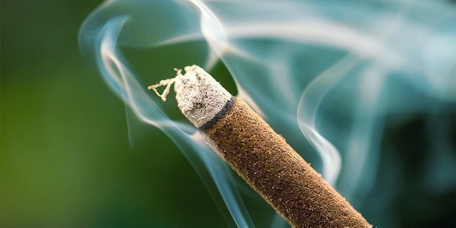Dicas para esconder o cheiro da tua sessão de fumo