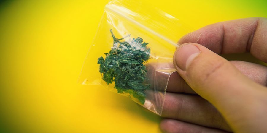 Dicas para esconder o cheiro da erva em público