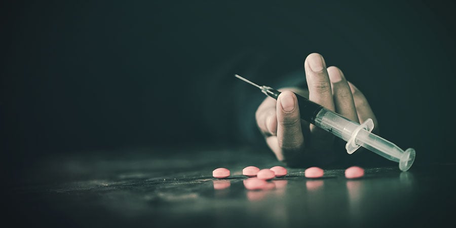 QUAIS SÃO OS RISCOS DE MISTURAR DROGAS?