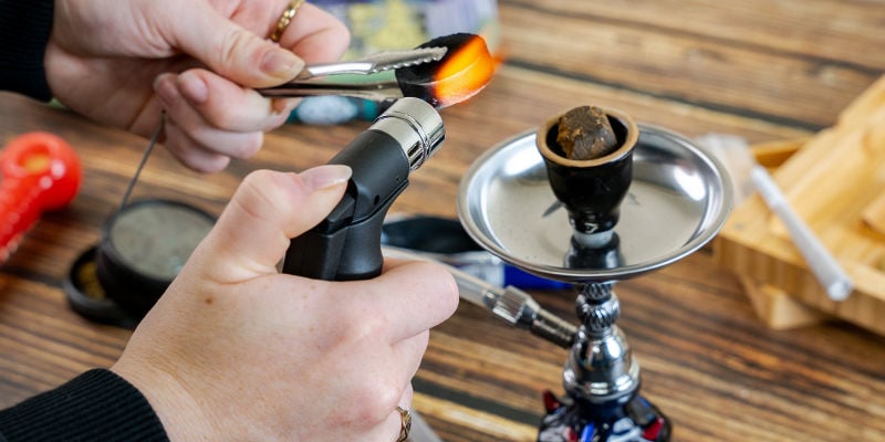 Fumar haxixe num narguilé