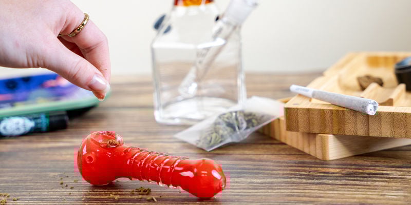 Fumar haxixe num cachimbo ou bong