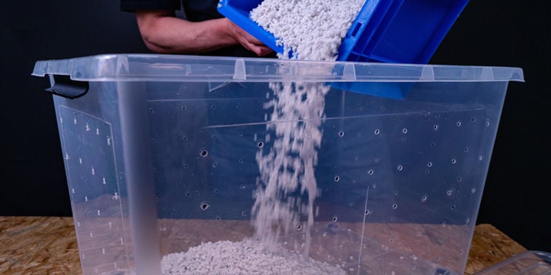 Encha o recipiente com perlita - Câmara de Frutificação Shotgun para Cogumelos