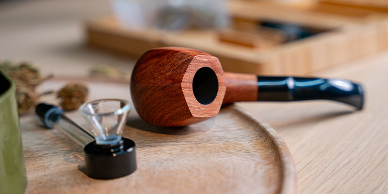 DIFERENTES TIPOS DE CACHIMBAS DE CANNABIS: METAL, VIDRO, MADEIRA, ESTEATITE