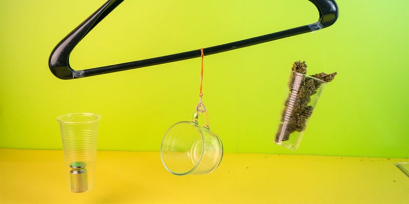 Utilizar balanças caseiras feitas com cabides
