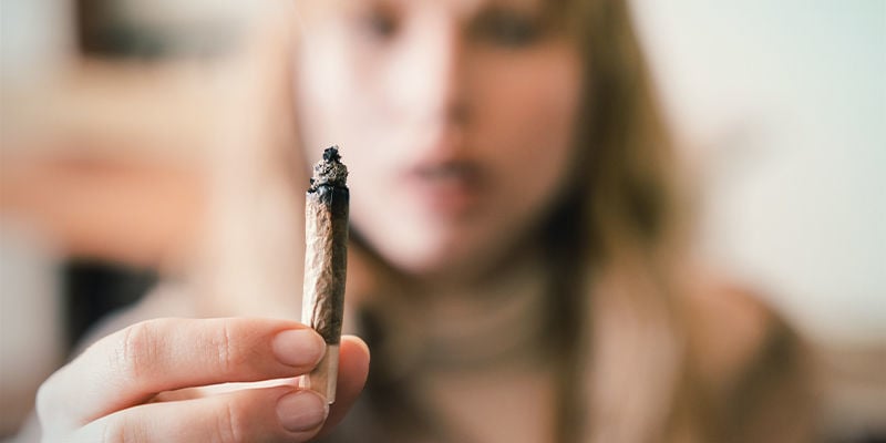 Porque é que fumar canábis provoca dor de garganta?