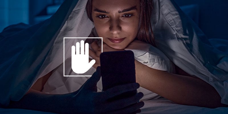Evite o telemóvel ou a televisão uma hora antes de se deitar