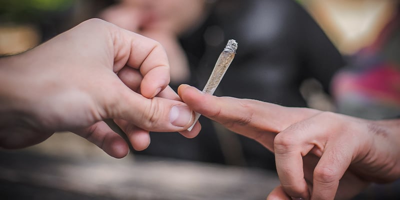 A diferença entre fumar um charro e um cigarro