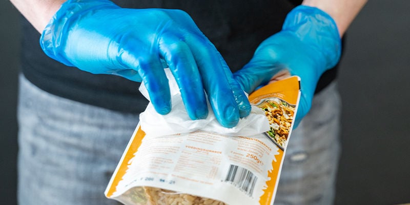 Limpar o exterior dos sacos de arroz com álcool isopropílico Limpar o exterior dos sacos de arroz com álcool isopropílico