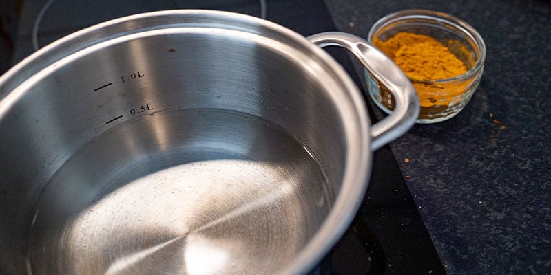 Instruções: Coloque duas chávenas de água a ferver numa panela