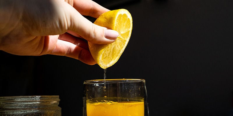 Instruções: Junte uma pitada de pimenta preta, mel e sumo de limão a gosto