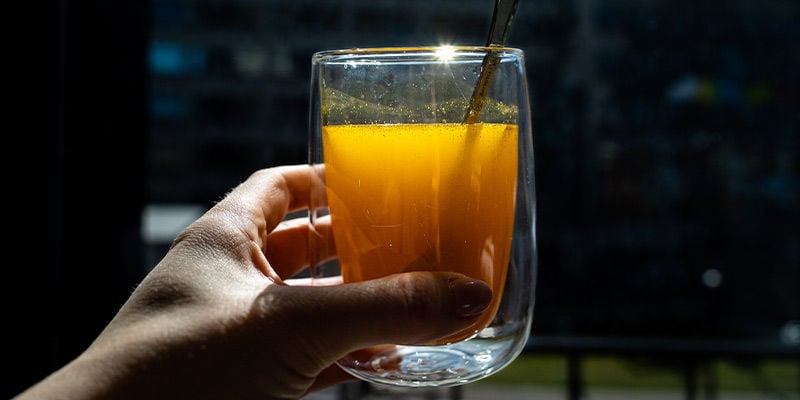 Instruções: Desfrute do seu chá de açafrão-da-Índia, saboroso e saudável