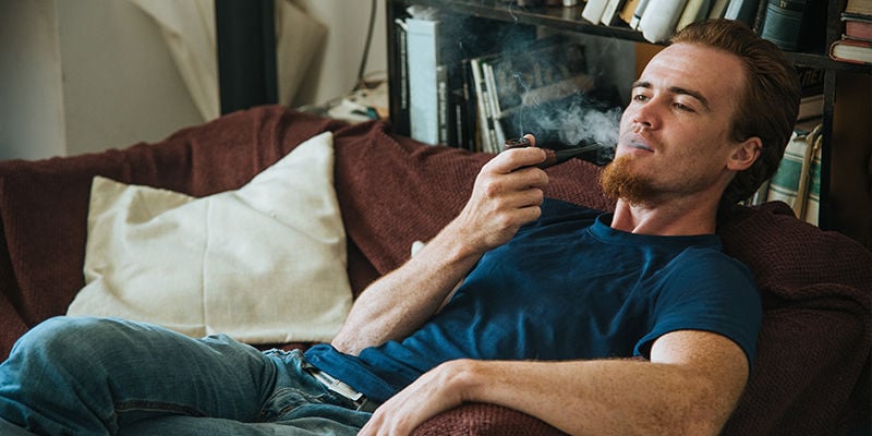 Tem um sabor desagradável a tabaco