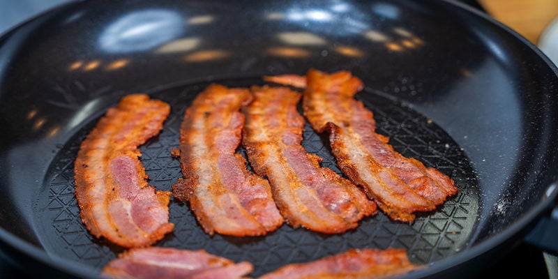 Frite o bacon em lume médio