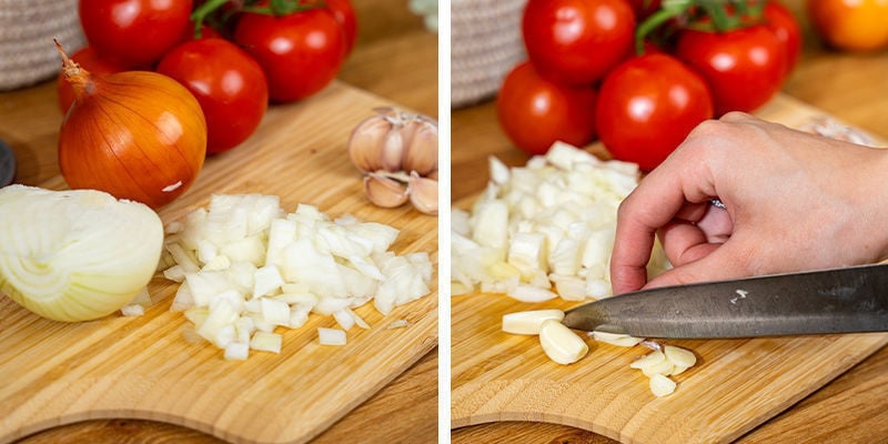 Pique as cebolas, os alhos e os tomates (se optar por usar tomates frescos). Reserve