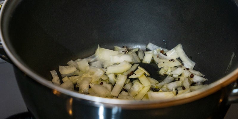 Salteie as cebolas e os cogumelos com um pouco de manteiga tradicional ou azeite até ficarem macios. Junte o alho e deixe cozinhar por mais um minuto.