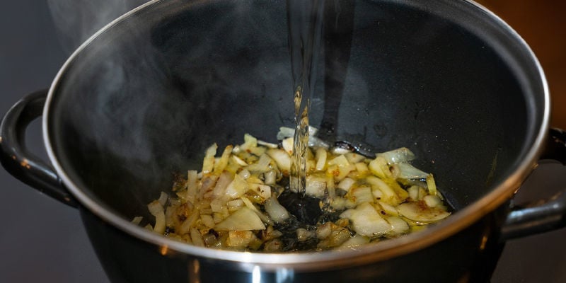 Adicione a água e o caldo de legumes, deixando ferver durante cerca de 15 minutos.