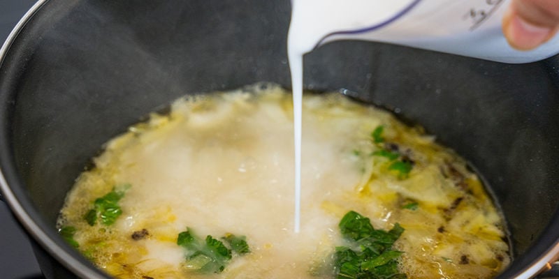 De seguida, acrescente os temperos e ervas aromáticas, depois o óleo de canábis ou cannabutter e as natas, se preferir. Envolva bem.