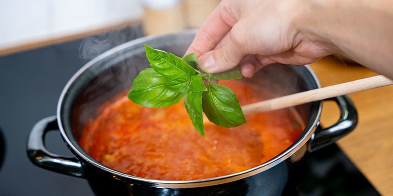 Adicione as ervas aromáticas e as especiarias ao gosto; deixe cozinhar em lume brando durante 20 minutos