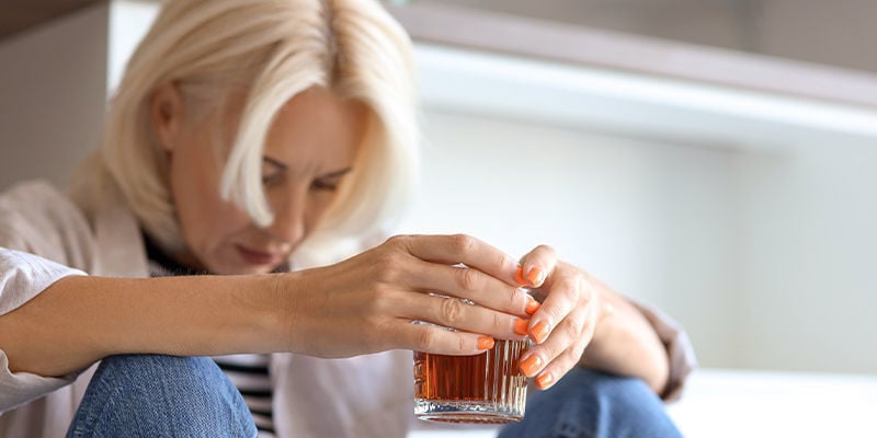 Como interage o kratom com outros medicamentos e substâncias?