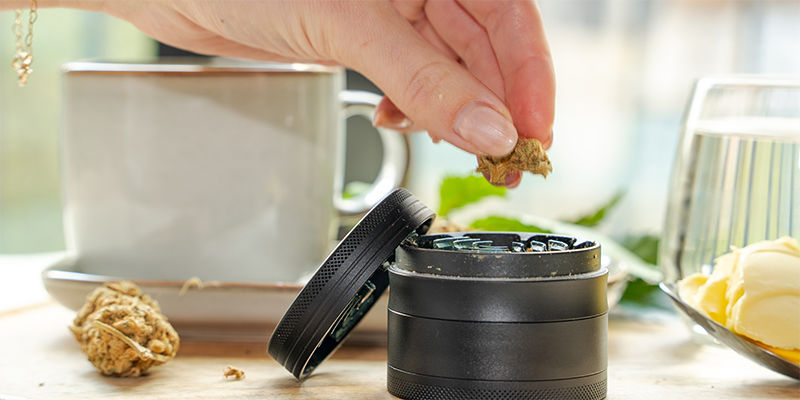 Primeiro, triture a cannabis o mais finamente possível