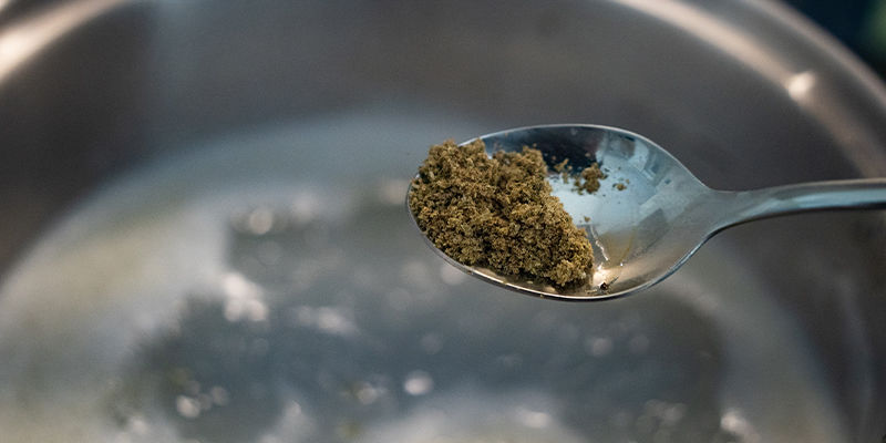 Adicione a cannabis ao preparado