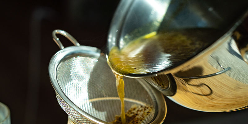 Coe a mistura para outro recipiente para remover os resíduos vegetais