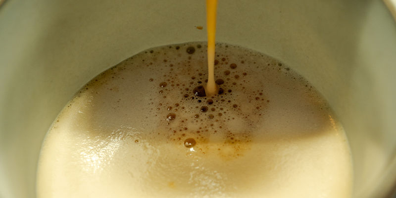 Use a mistura agora fervida para preparar o seu café