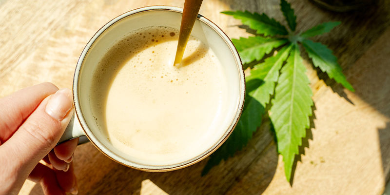 Depois de feito o café, utilize uma varinha mágica para misturar bem o óleo na bebida