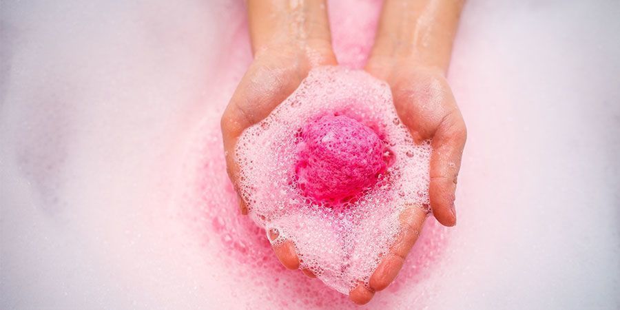 Experimente relaxar com uma bomba de banho