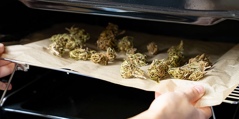 Como descarboxilar flores de canábis no forno