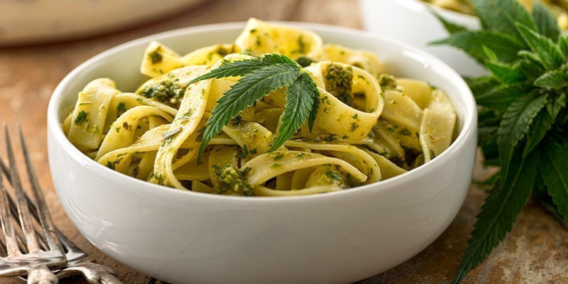 Massa com pesto enriquecido com cannabis
