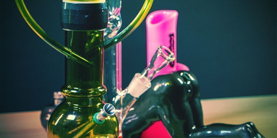 Acrílico, silicone, cerâmica, vidro — o que precisa de saber sobre bongs