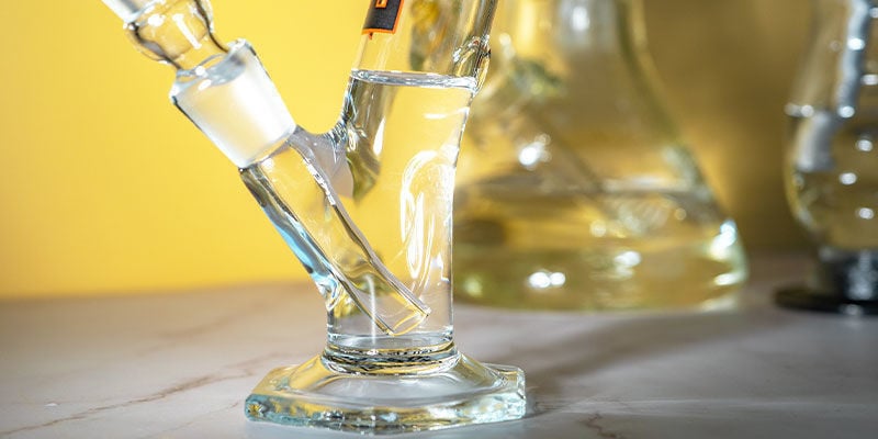 Porque colocamos água num bong?