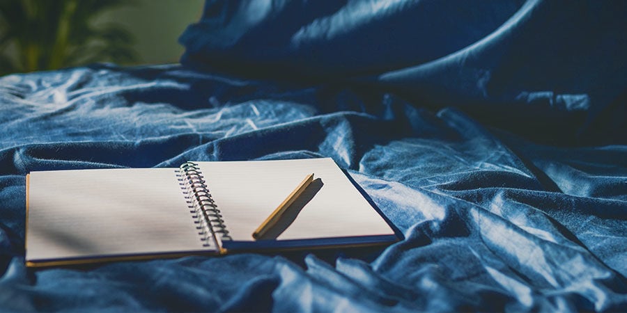 Lembrar sonhos: mantenha um bloco de notas e caneta ao lado da cama