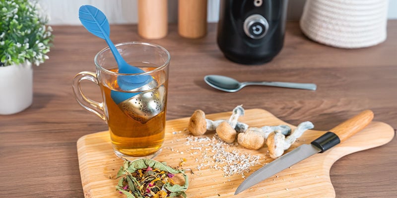 Beber chá de cogumelos mágicos