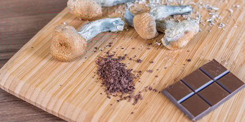 Comer chocolates de cogumelos mágicos