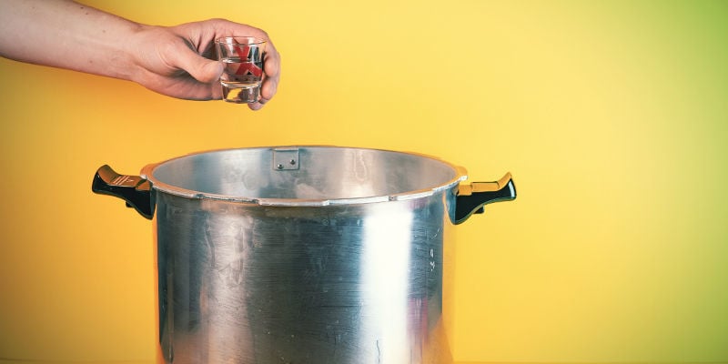 Seringa de esporos de cogumelos mágicos: começa por esterilizar a água e o copo de shot/recipiente pequeno