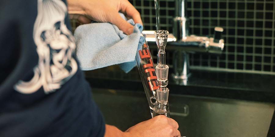 Como limpar um bong de vidro