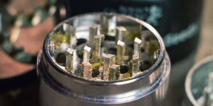 Como limpar moinhos de ervas metálicos